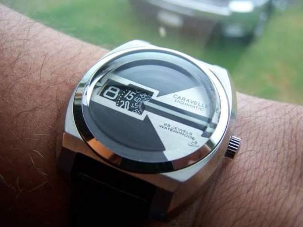 Caravelle animated realistic watch face